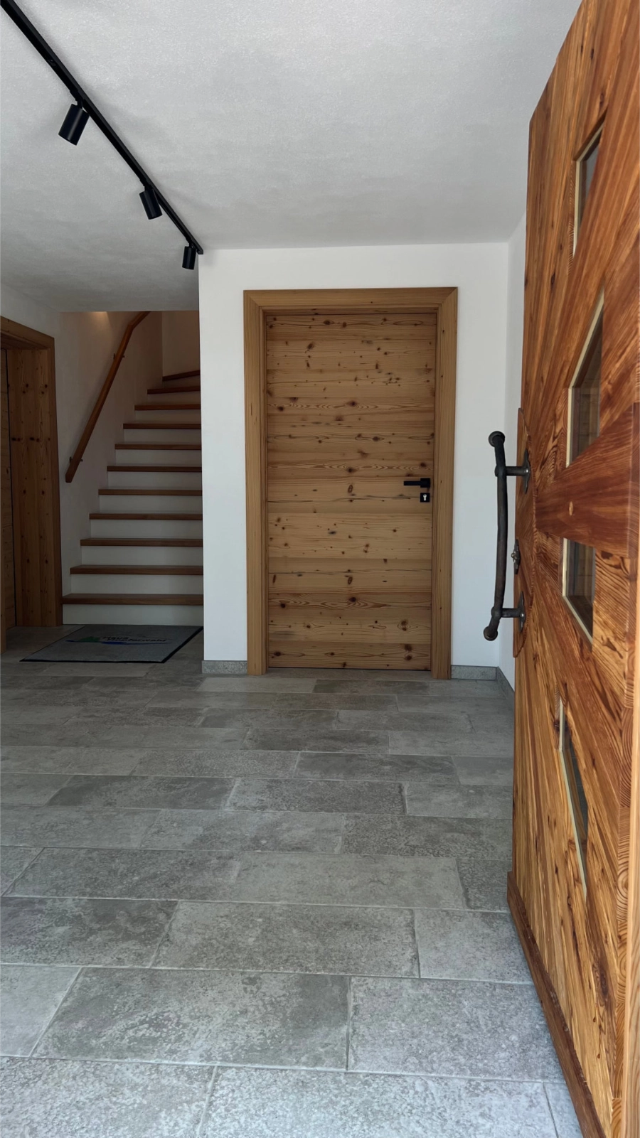 Hausgang, Treppe und Türen neu Hausgang, Treppe und Türen neu wurden neu gemacht und sehen freundlich aus